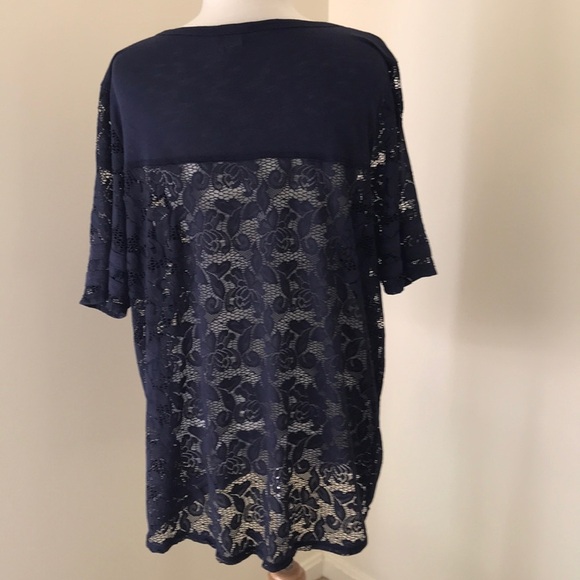 TORRID Size 2 navy lace Short Sleeve V-Neck top - Picture 4 of 9
